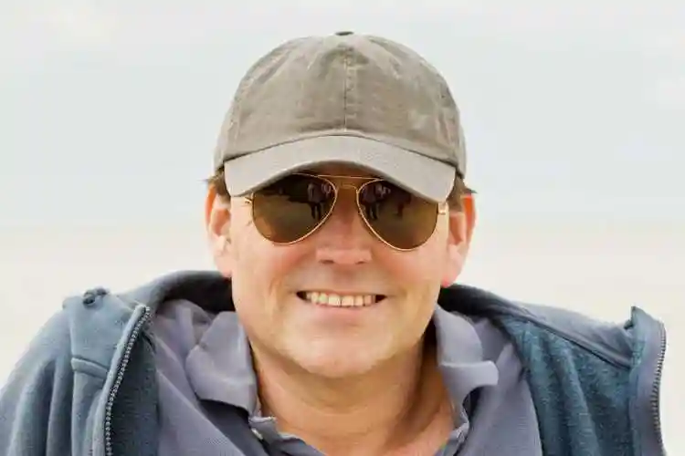 戴这棒球帽和墨镜的男人特写