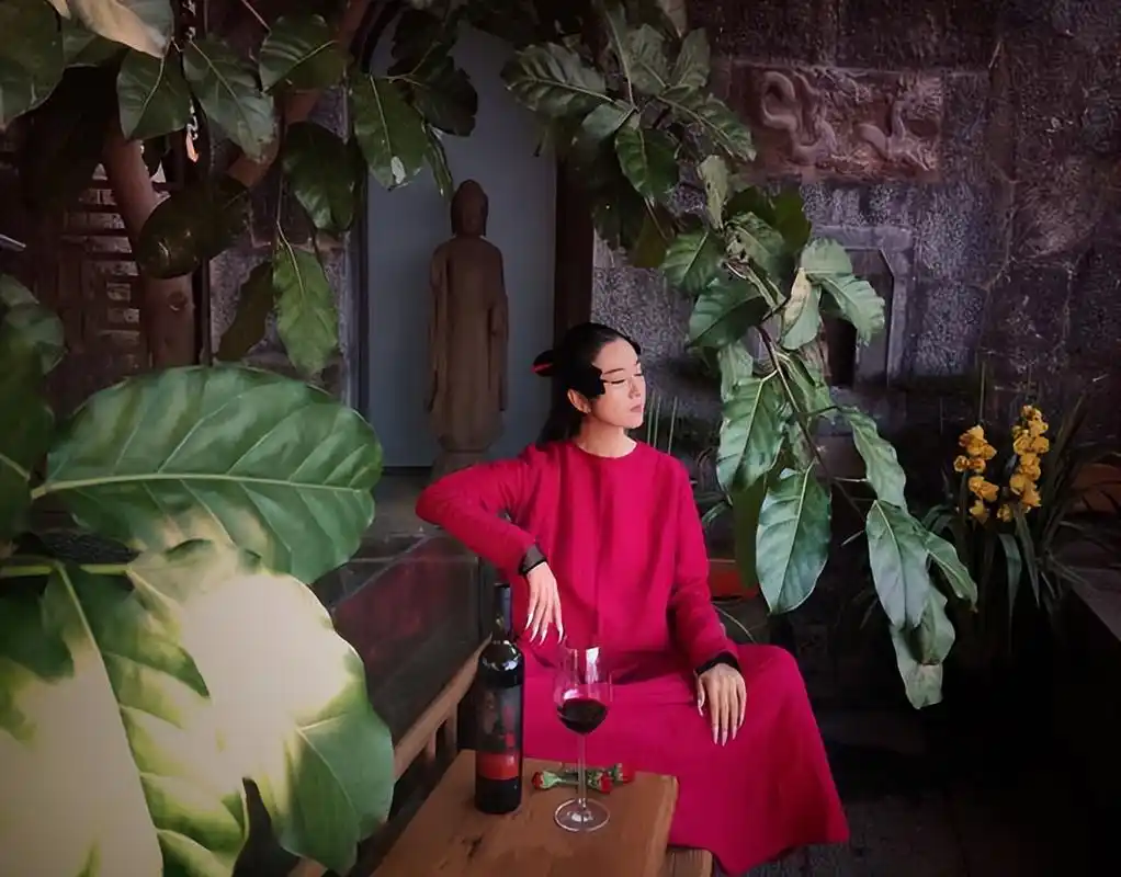 杨丽萍的"院子"火了,花草相伴,网友:是"人间仙境"!