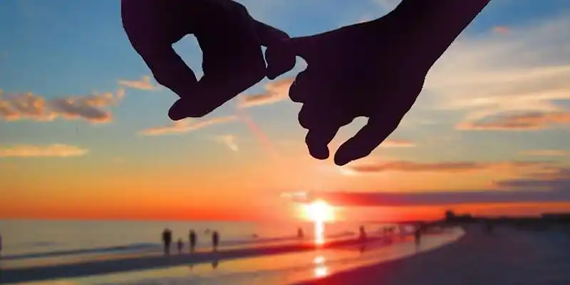 蓝色情侣牵手情人节海边浪漫七夕日出太阳剪影背景情人节-情侣剪影