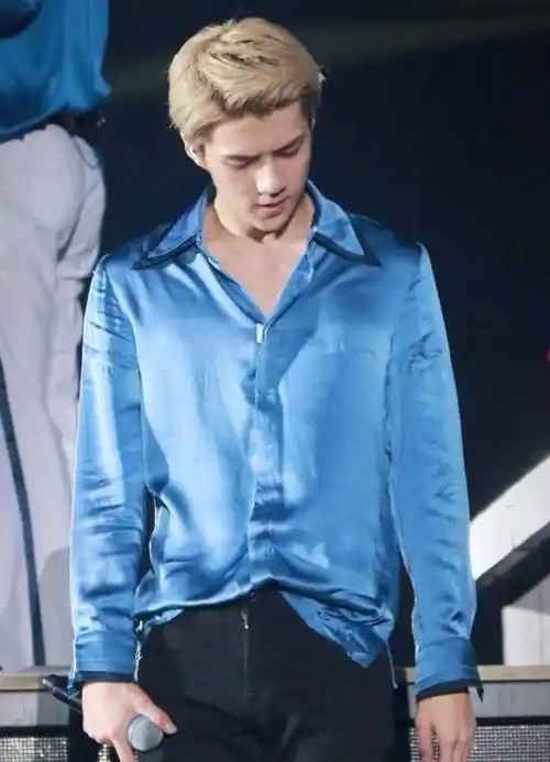 吴世勋休闲装走机场,穿拖鞋抵不住帅气_裤子_风度_衣角