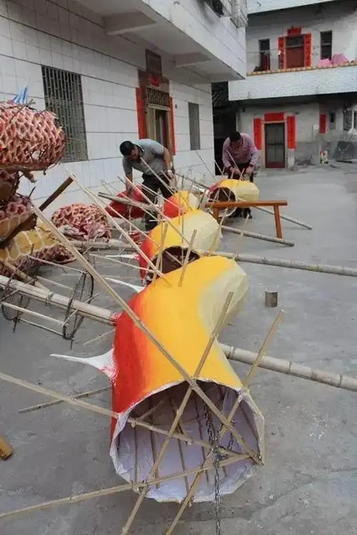 丰顺埔寨烧"火龙"元宵上演 带你先看如何造龙