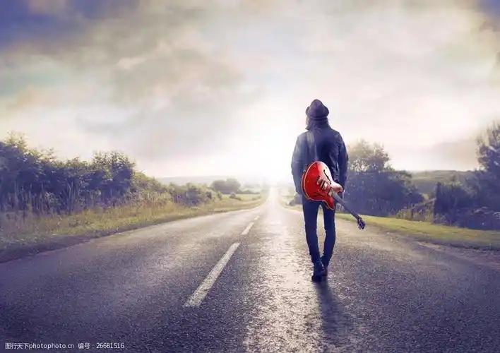 背吉他的人与路面图片