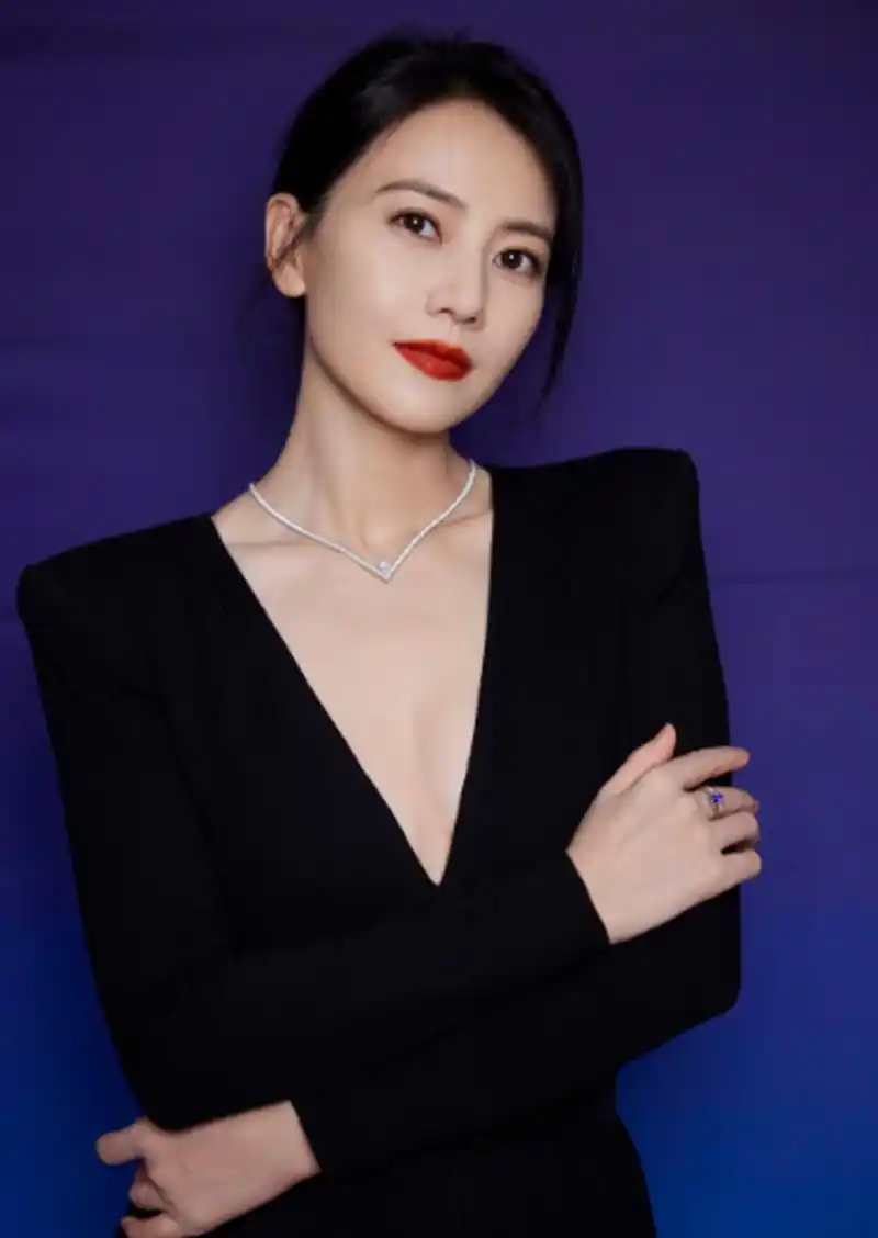 高圆圆最新照片曝光,身着黑色深v装,魅力满分,赶紧来一睹女神的风采吧