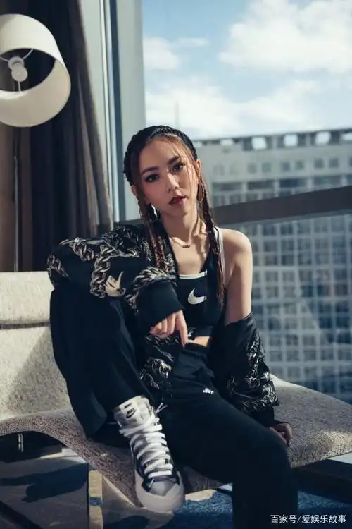 有种反差美叫邓紫棋,甩开皮裤后衣品逐升,巴黎看秀美翻众人