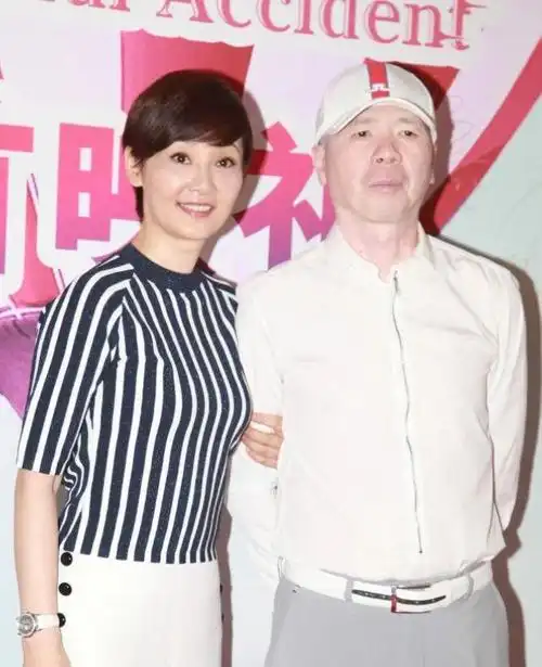 徐帆还有这么柔情的一面随老公走红毯一脸娇羞跟后面打扮超嫩