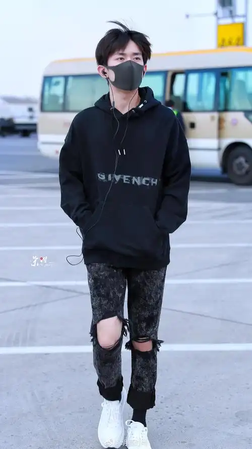 3月29日,易烊千玺现身北京机场,破洞牛仔裤 黑色卫衣