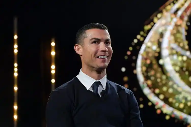 将头发剪得很短,一头小卷毛不见了,变成了小平头,和c罗现在的发型几乎