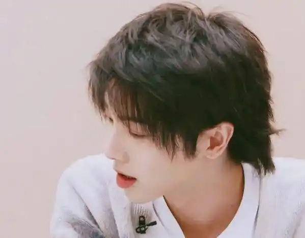 华晨宇发文介绍女儿憨态,才一岁半就是高颜值,还和爸妈分享零食_孩子