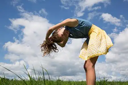 帮忙扎头发女孩弯腰扎头发背景
