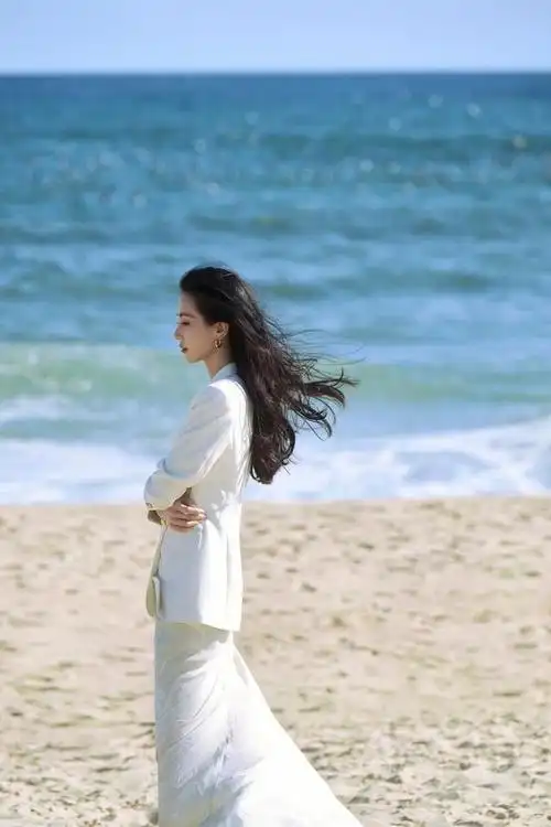 刘诗诗白裙迎海风,飘逸发丝尽显温柔气质