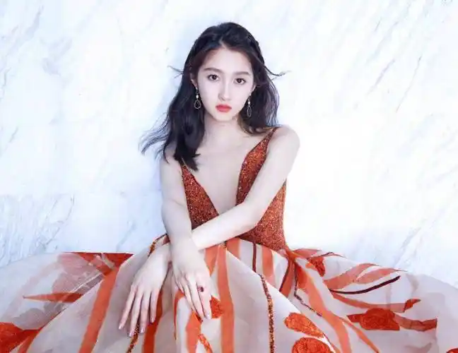 关晓彤被镜头怼脸拍,原以为大长腿够吸睛了,没想到颜值还这么高_北影