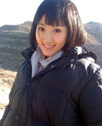 刚出道的毛晓彤,还是以前纯美,现在太过艳丽