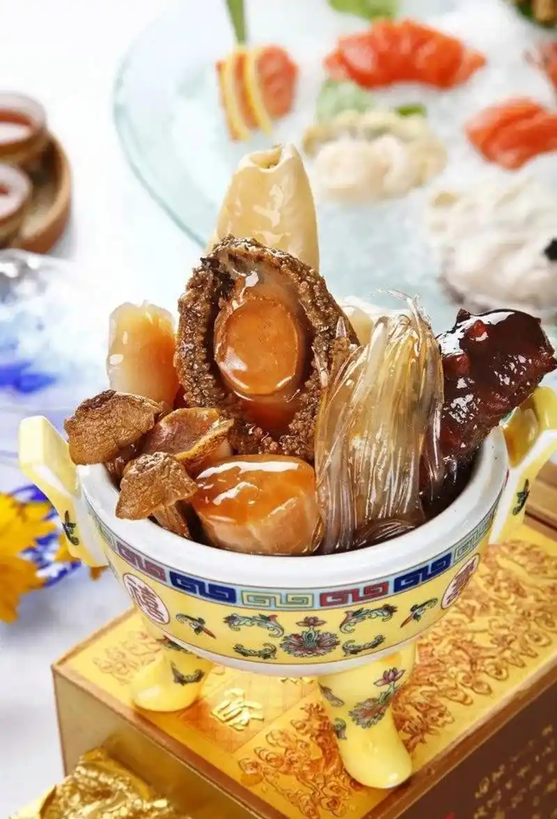 佛跳墙是一道享誉海内外的传统福建菜,被誉为宴席上的至尊珍味.