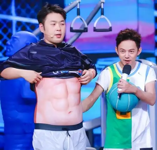 短发 34岁杜海涛素颜露面,瘦到脱相认不出,网友:他老得像亲妈同龄人