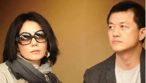 52岁王菲近照曝光,穿睡袍咧嘴大笑,皮肤白皙无皱纹,平易近人_宣传