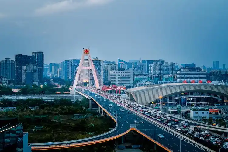 成都人南立交太阳神鸟