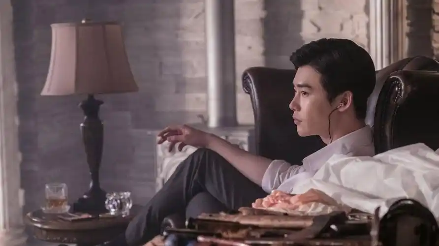 李钟硕首次饰演斯文败类,一脸白净的翩翩少年,却是个人渣