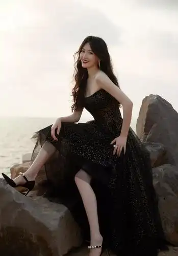 唐嫣海边大片,身穿亮片薄纱黑裙,红唇娇艳,风情万种