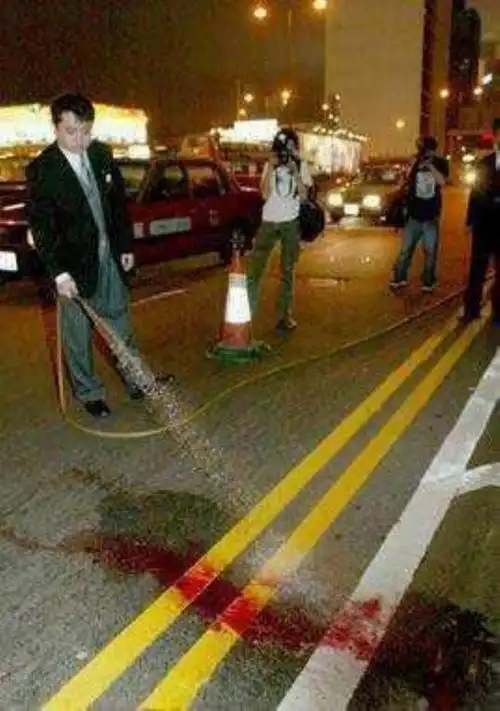 张国荣摔成什么样子张国荣从24楼跳下