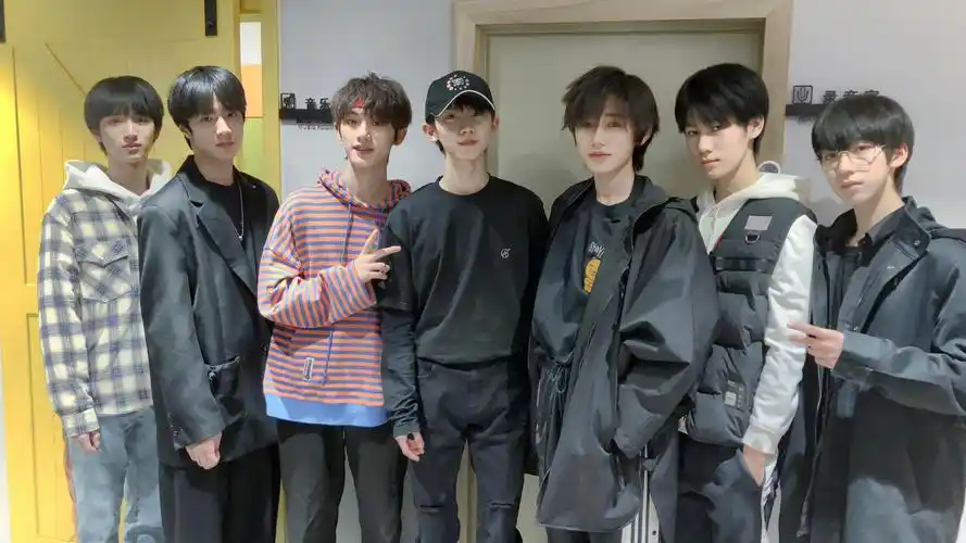 时代少年团最新大合照全员帅哥似乎在筹备新歌