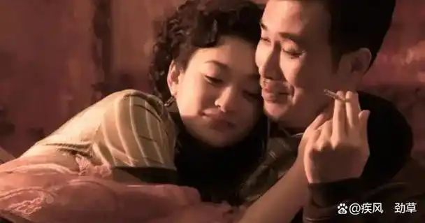 多年后我在柳云龙的《风筝》里再次看到穿着旗袍的李小冉,依旧会被她