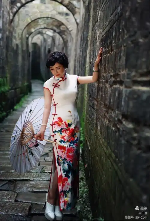(原创)旗袍,纸伞,惊艳了的古巷