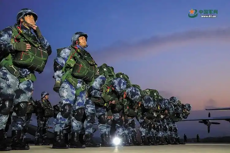 铿锵玫瑰凌空绽放——空降兵某旅新训女兵跳伞训练影像(2)_中国军情