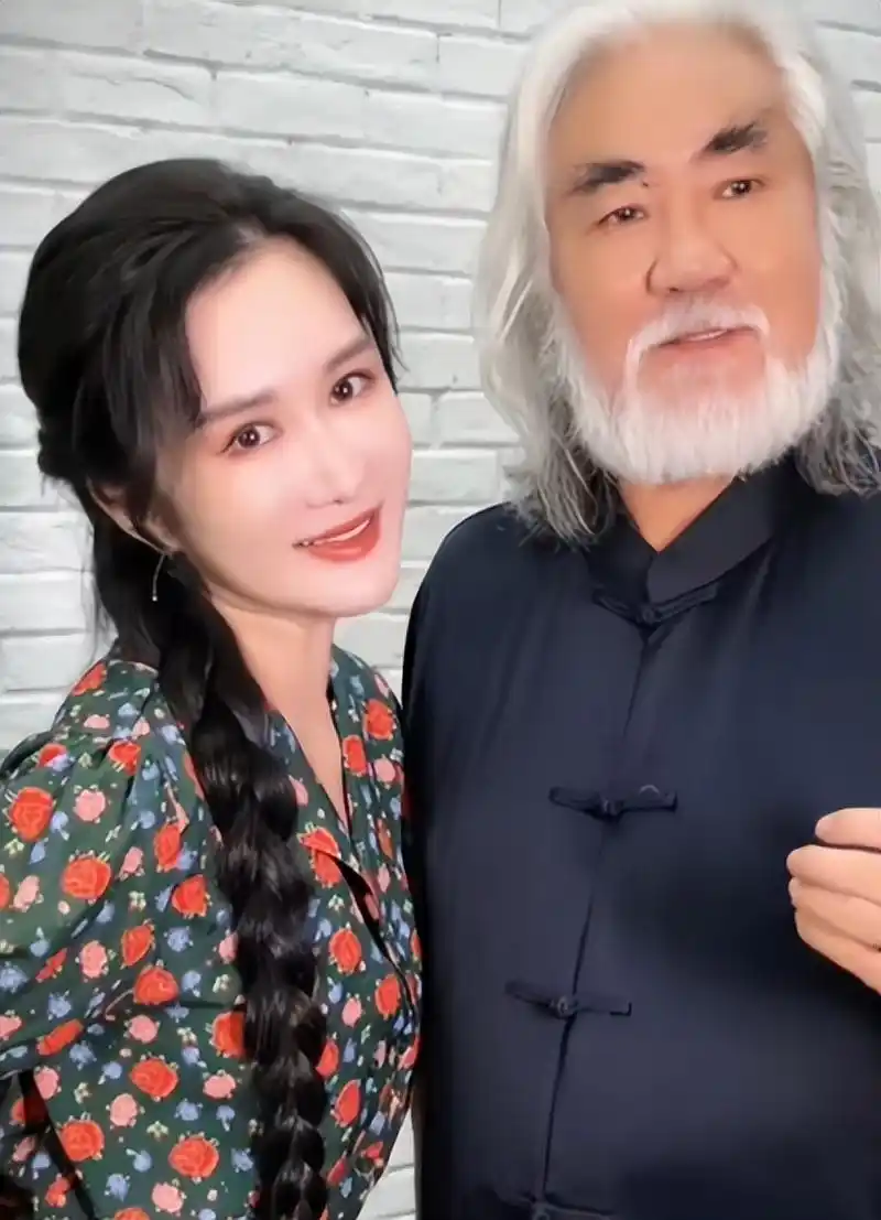 张纪中直播间自曝家丑!老婆用珍贵白茶给司机泡茶,疑似有染!