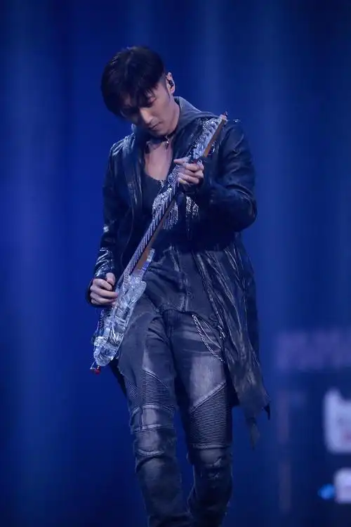 谢霆锋出席双11开幕直播盛典 携手泰山乐队嗨翻全场