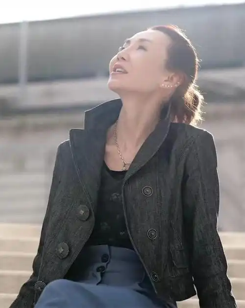 张曼玉大晒生日近照59岁的脸无一丝皱纹穿休闲装仍难掩贵妇范