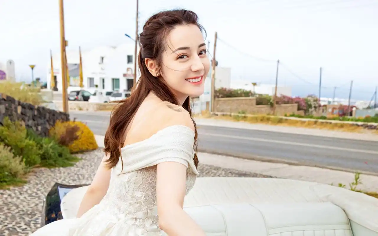 迪丽热巴唯美婚纱写真桌面壁纸-大陆明星-手机壁纸下载-美桌网