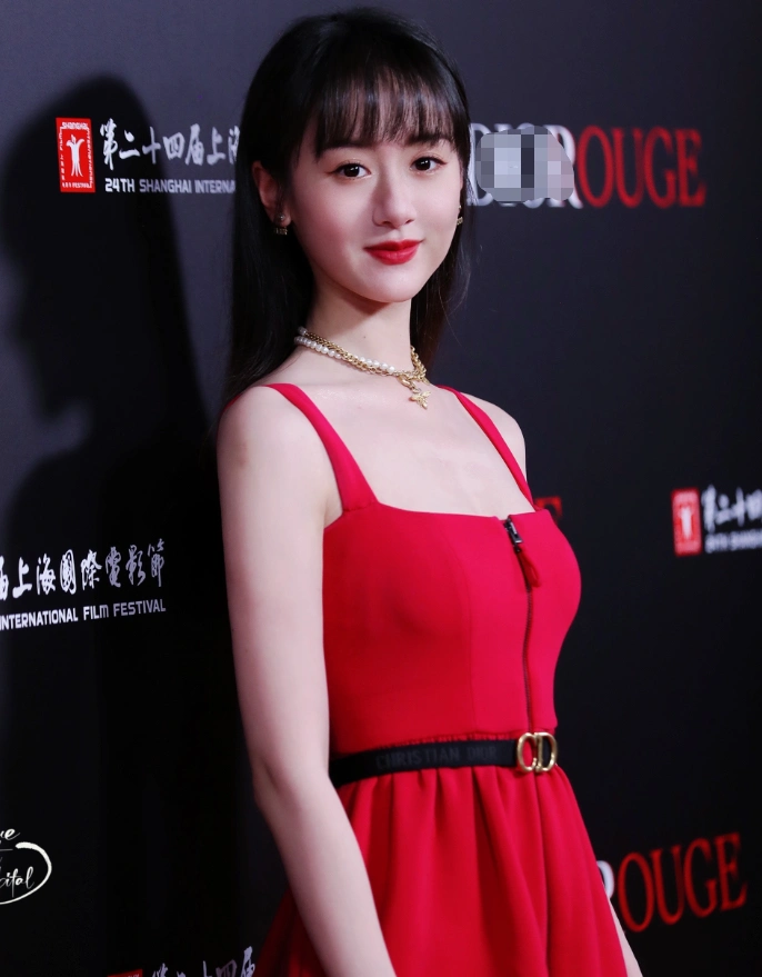 袁冰妍出席红毯被拍,一袭红裙明艳动人,生图却暴露真实腿围