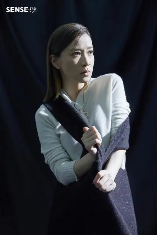 佘诗曼美丽动人杂志封面图片69