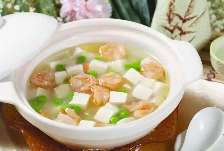 江南地区的汉族有一道传统名菜叫做三鲜汤.