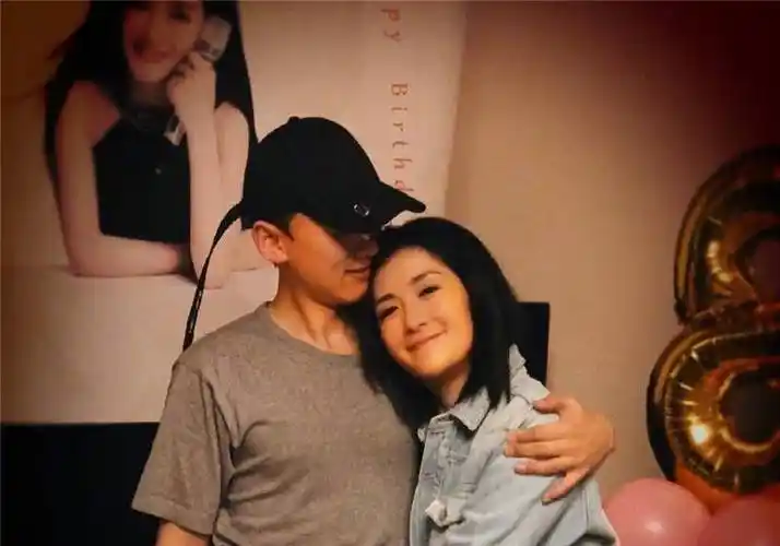 太阳女神谢娜和张杰,两个人结婚已经9周年了,是不是感到有些惊讶?