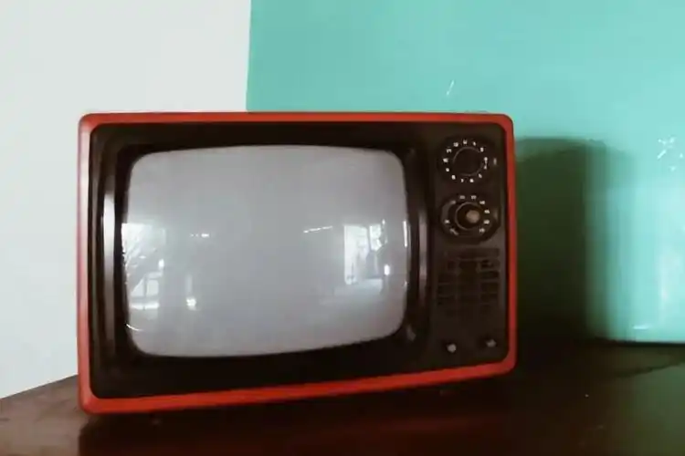 上世纪70年代的搪瓷缸子叮叮当当 黑白电视循环着上世纪80年代的故事