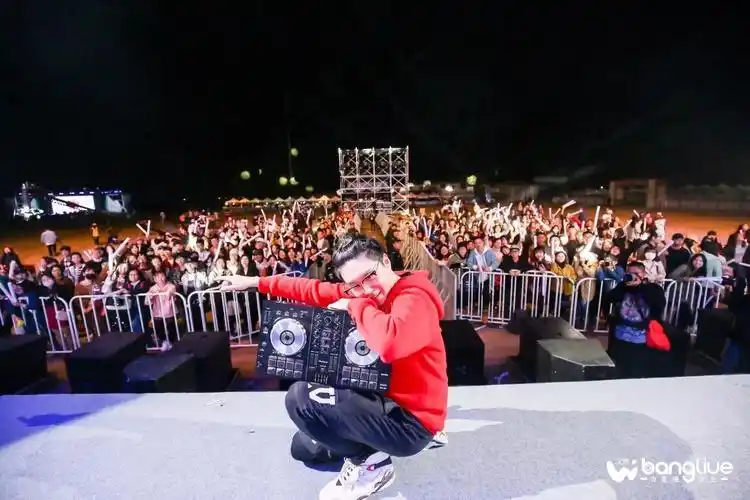 90后养生手册 | 穿秋裤蹦迪,威士忌放枸杞