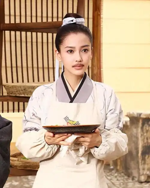 回顾影视剧里看不懂的老梗:穷人吃泡面,离职抱纸盒,长跪必下雨