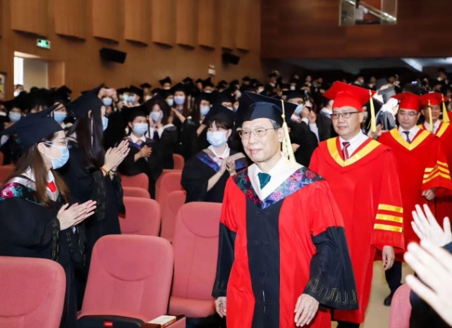 广州医科大学毕业典礼惹人羡慕,钟南山院士寄语,值得毕业生深思