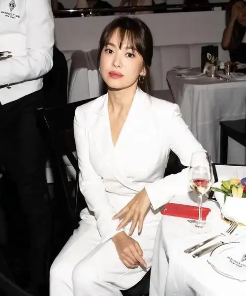 近日,韩国女演员宋慧乔以一袭v领裙亮相红毯,引起了广泛关注.