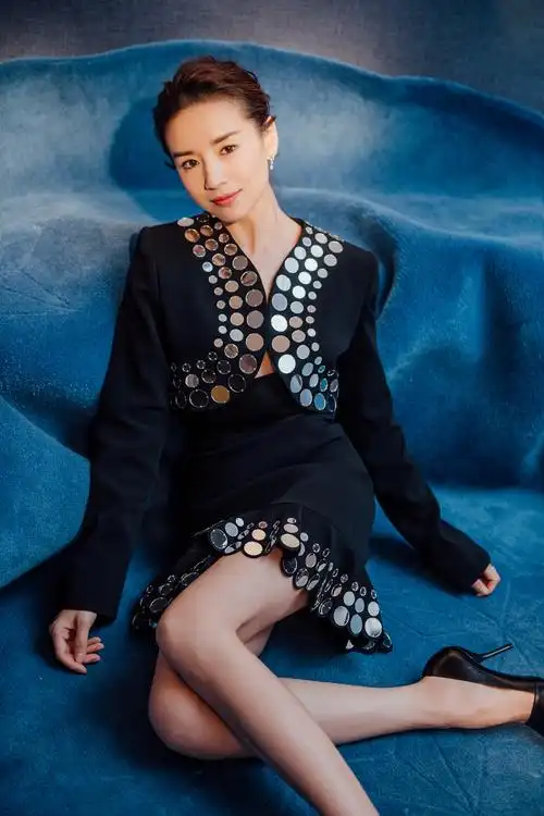 董洁亮相嘉人盛典帅气与优雅兼备点亮潮流魅力