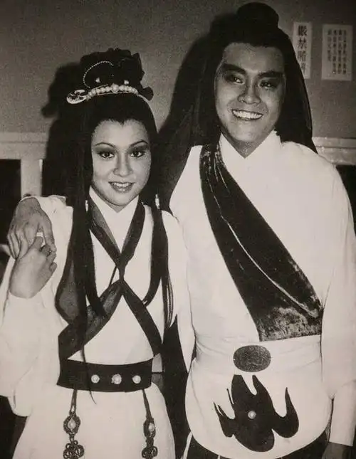 两人在还未成年时就谈起了恋爱,确定关系时尔冬升16岁,而余安安只有14