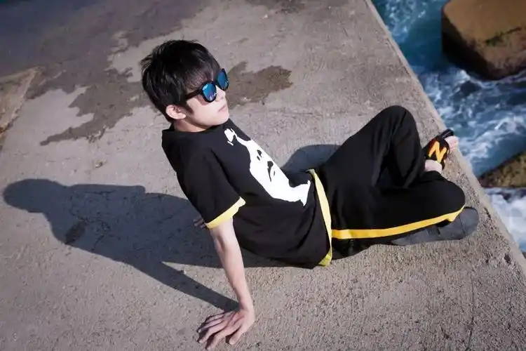 易烊千玺坐在海边的石头上摆拍很惬意,可是这个脚趾是什么情况