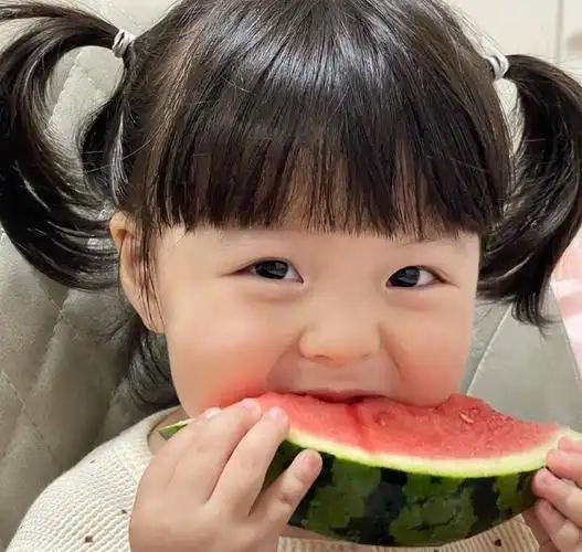 大口吃东西的可爱女孩子