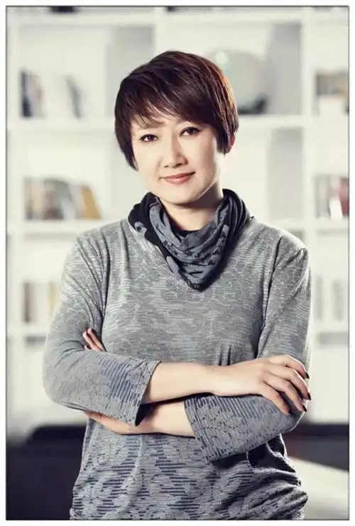 回顾成方圆:一婚嫁恩师,二婚嫁"和珅",今63岁不婚不育令父亲哽咽