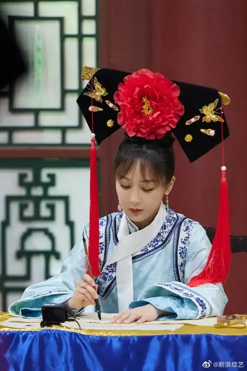 杨紫挑战清宫造型温婉大气旗头cos紫薇格格俏皮可爱