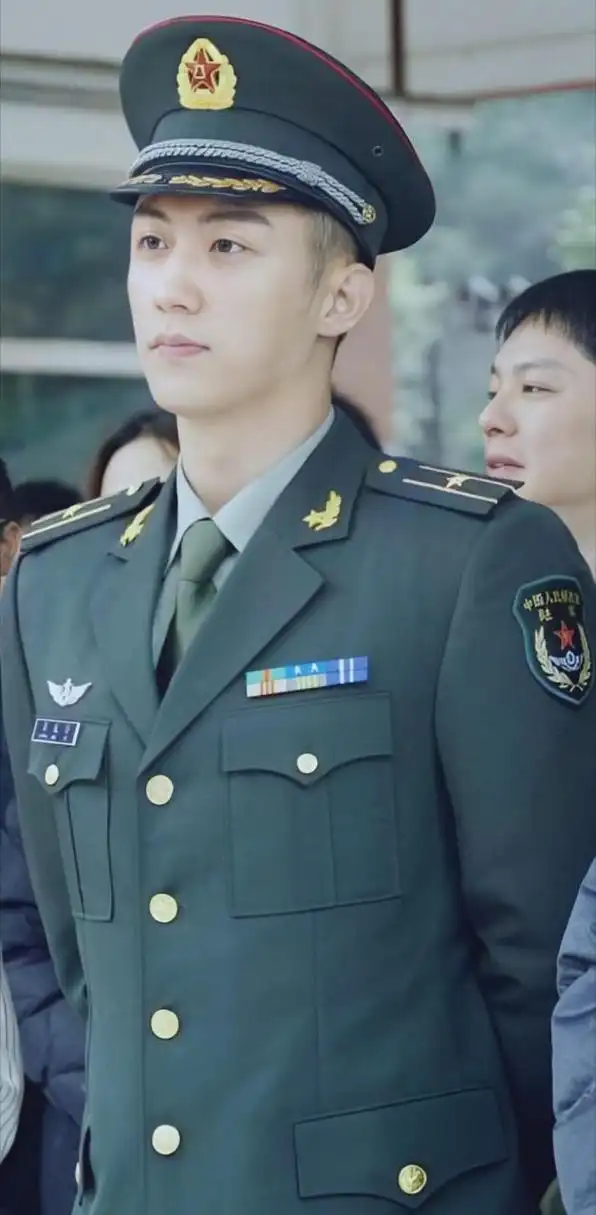 杨洋vs黄景瑜,军艺出身的杨洋pk自带军人气质的黄景瑜,你更磕哪一个?