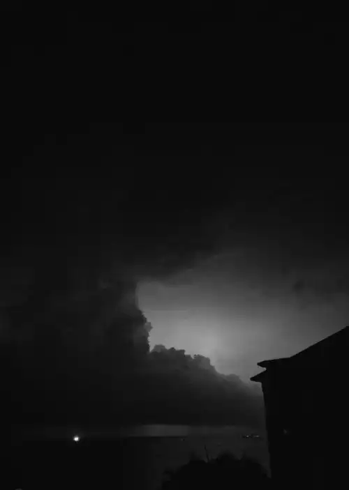 深夜海边,闪电照亮了一片.