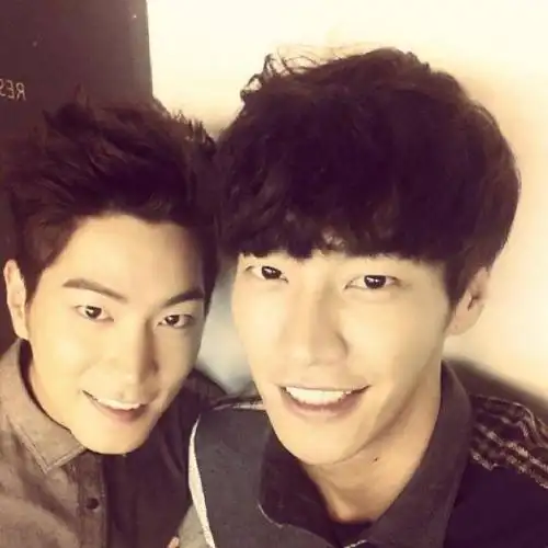 金英光ins更新与洪宗玄合照