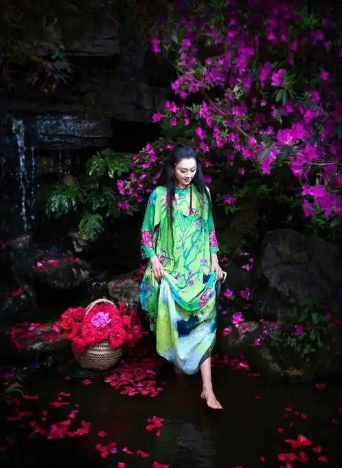 61岁杨丽萍现身,护理指甲一年花费18万!